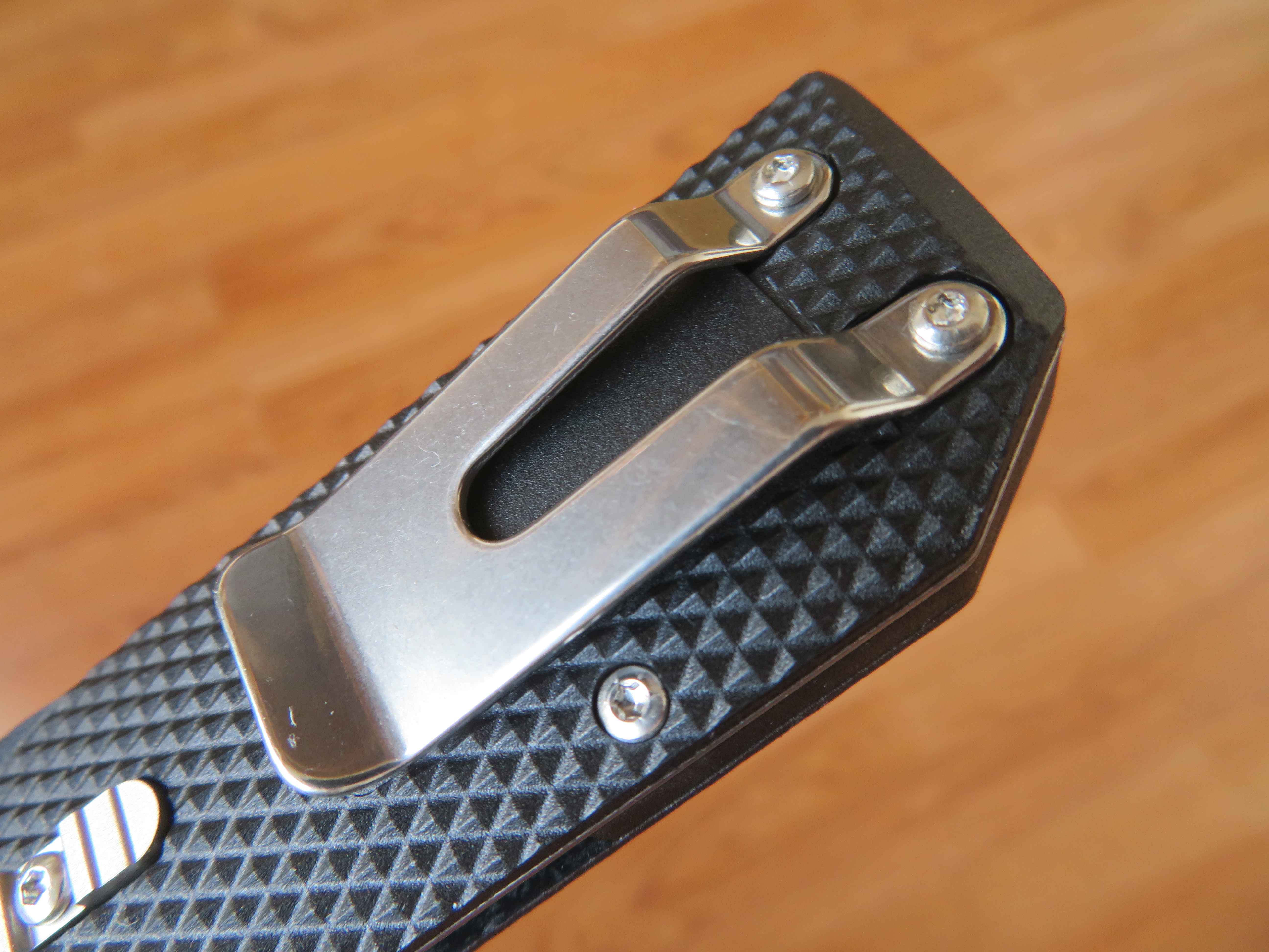 Rukojeť nože Cold Steel 1911 je vyrobena z materiálu Griv-Ex a obsahuje klip za pásek.